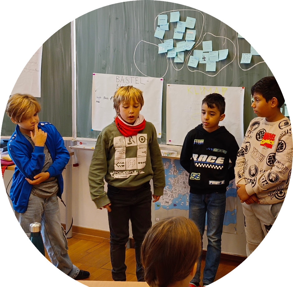 _vier_konder_stehend_rund